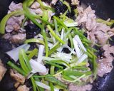 รูปขั้นตอนการทำที่ 2 ของ หมูผัดพริกหนุ่ม