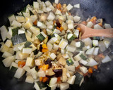 Foto del paso 3 de la receta: Wok de arroz especiado de verduras y garbanzos