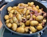 Une image de l'étape 15 de Pommes grenailles au lard, aubergine et oignons roses.