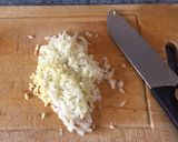 Foto del paso 2 de la receta: Contramuslos de pollo con salsa de crema de orujo