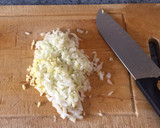 Foto del paso 2 de la receta: Contramuslos de pollo con salsa de crema de orujo