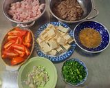 A picture of step 1 of Bún riêu cua with crispy pork fat.