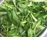 Foto langkah ke 1 dari resep Tumis Kangkung Saos tiram.