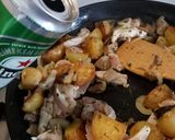 A picture of step 3 of Chicken, mushrooms and potatoes in beer.