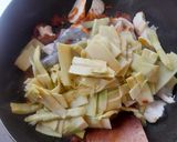 รูปขั้นตอนการทำที่ 2 ของ กุ้งผัดพริกแกงหน่อไม้