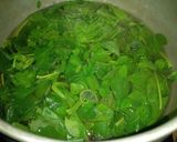 Foto langkah ke 2 dari resep Sayur Bening Daun Kelor.