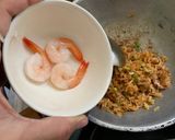 รูปขั้นตอนการทำที่ 4 ของ ข้าวผัดน้ำพริกเผากุ้งใส่หมูสับกับไข่เค็ม
