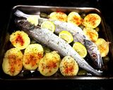 Foto del paso 3 de la receta: Merlucita con patatas al horno