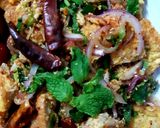 รูปขั้นตอนการทำที่ 2 ของ "ลาบไข่เจียว" Omelette Spicy Salad🌶🧅🍃🥚