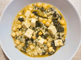 Arroz caldoso con espinacas, garbanzos y tofu