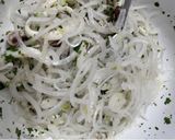 Foto del passaggio 6 della ricetta Insalatina di calamari e cipolle