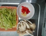 芹菜炒秀珍菇(簡單料理)的食譜步驟2照片