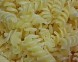 Foto del paso 2 de la receta: Tirabuzón salteados con cebolla, morrón y huevo