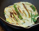 Foto langkah ke 9 dari resep Pajeon (Korean Scallion pancake).