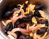 Foto del paso 17 de la receta: Lomo de cordero, con cebollas caramelizda, cirulas, pasas y crujiente de almendras