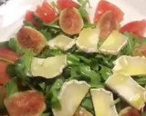 Foto del paso 4 de la receta: Cena sana: ensalada con higos, queso de cabra, rúcula, tomate y Vidalim