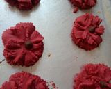 Foto langkah ke 7 dari resep Kue Semprit Red velvet.