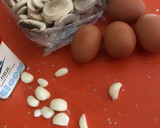 Foto del paso 1 de la receta: Tortilla de champiñones con ajo y perejil