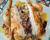Foto del paso 5 de la receta: Picantón al horno relleno de cebolla, bacon y frutos secos
