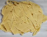 Foto del paso 9 de la receta: 🍝 Farfalle caseros con salsa bechamel de jamón y oliva 🍝 - 🍝 Fideos moñitos caseros con semolín🍝