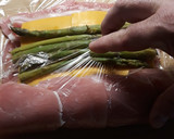 Foto del paso 4 de la receta: Tronco de lomo relleno de panceta, queso cheddar y espárragos