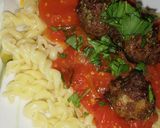 Fusilitészta paradicsomszósszal és húsgombóccal recept fázis 6 fotója