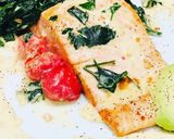 Foto del paso 3 de la receta: Salmón al ajillo con Espinacas Baby y Tomates Cherries en crema de Queso Azul
