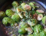 Foto del paso 4 de la receta: Repollitos de Bruselas en manteca de salvia y orégano