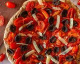 Foto del paso 4 de la receta: "Pizza" de cherrys y aceitunas negras