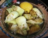 Foto del paso 1 de la receta: Guiso de habas con pollo y alcachofas al las hierbas aromáticas