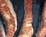 Foto del paso 4 de la receta: Salmón fresco a la plancha con habitas y ajos tiernos