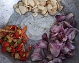 Foto langkah ke 5 dari resep Udang Bawang Goreng Sambal Embe.