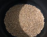 Foto del passaggio 2 della ricetta Insalata di farro con olive, pomodorini, rucola e grana padano 🍅🌱