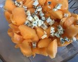 Une image de l'étape 6 de Melons aux crevettes, tomates cerises et bleu d'Auvergne.