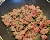 Foto del paso 3 de la receta: Revuelto de garbanzos, con butifarra, huevo y toque de sobrasada y miel