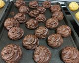 Foto langkah ke 4 dari resep Soes double choco manise.