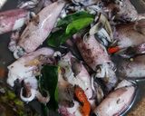 Foto langkah ke 3 dari resep Oseng Cumi Hitam.