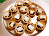 Tarteletas con queso Camembert y confitura de frutos rojos