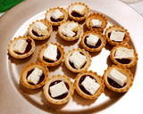 Foto del paso 2 de la receta: Tarteletas con queso Camembert y confitura de frutos rojos