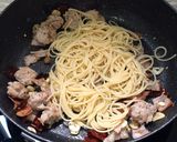 รูปขั้นตอนการทำที่ 7 ของ สปาเกตตี้หมูเด้งเบคอนพริกแห้ง