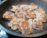 Foto del paso 1 de la receta: Cuello de cordero guisado con setas de temporada