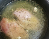 Foto del paso 1 de la receta: Pollo desmenuzado en salsa de tomate..