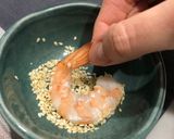 Foto del passaggio 2 della ricetta Gamberoni in crosta di sesamo 🍤♡