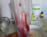 Foto del paso 2 de la receta: Polos de yogurt Griego, mermelada de melocotón y sirope de fresa