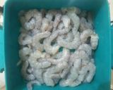 Foto langkah ke 1 dari resep Udang kari susu nikmat dan sehat.