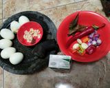 Foto langkah ke 2 dari resep Telur Kunyit Terasi Sederhana.