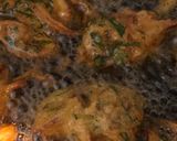 A picture of step 3 of Piyaaz or Palak k pakoray.