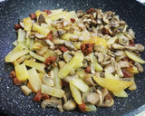 Foto del paso 2 de la receta: Revuelto de patatas con champiñones y chorizo picante