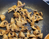 Foto del paso 1 de la receta: Hojaldres con embutidos, quesos y champiñones