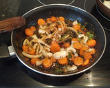 Foto del paso 4 de la receta: Verduras salteadas con especias y huevo a la plancha. Receta fit